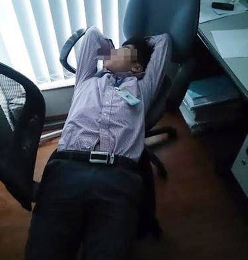 Nam nhân viên này có vẻ rất thoải mái khi ngủ trưa.