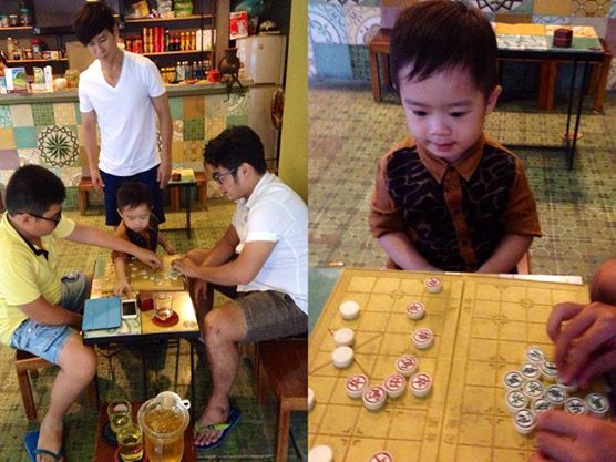 Lý Hải khoe ảnh con trai đnag ngồi học chơi cờ.