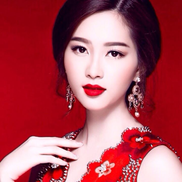 Hoa hậu Đặng Thu Thảo quyến rũ, kiêu sa với màu son đỏ đậm.