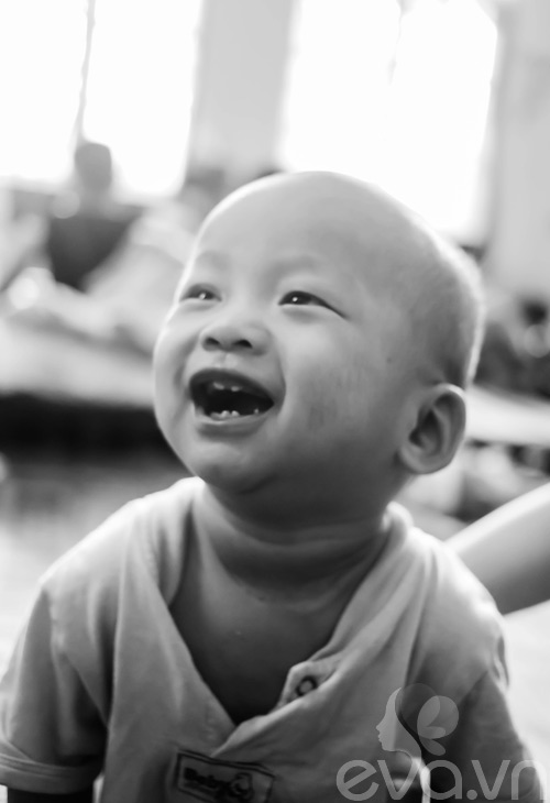 Nụ cười sáng bừng của một em bé khi biết có người đến thăm