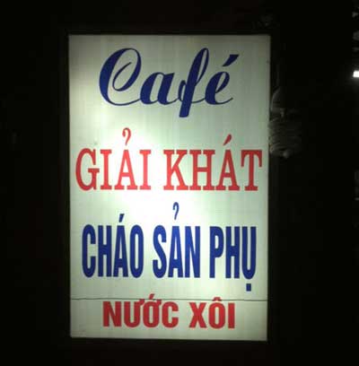 Những tấm biến quảng cáo chỉ có ở Việt Nam