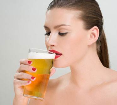 Uống rượu bia quá nhiều.Rượu có quan hệ mật thiết đối với sức khỏe con người. Nếu mỗi ngày uống một ly rượu nhỏ thì nó sẽ giúp cơ thể điều hòa khí huyết, kích thích thần kinh theo hướng tích cực. Nhưng nếu bạn lạm dụng, uống quá nhiều thì rượu lại gây ra những hậu quả không lường trước được.