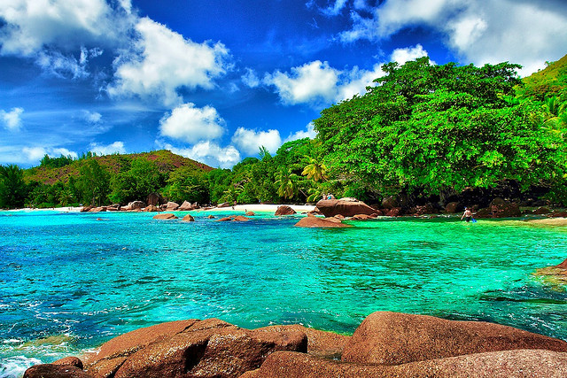 Bãi biển Anse Lazio, đảo Praslin, Seychelles. Anse Lazio được du khách khen ngợi là đẹp hoàn hảo dưới mọi góc nhìn. Biển xanh sâu thẳm, mát rượi ở nơi này luôn biết cách níu chân du khách và để lại những ấn tượng khó quên.