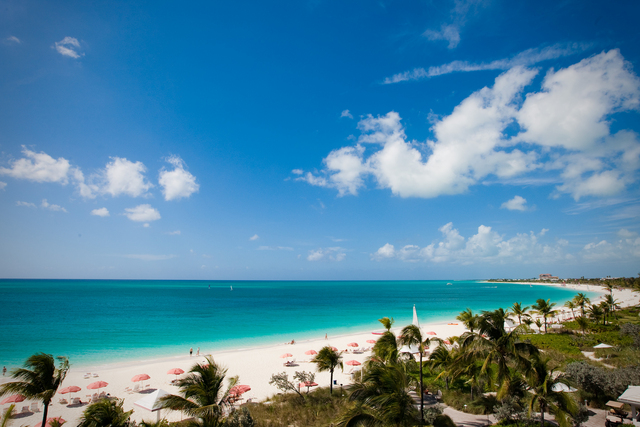 Bãi biển vịnh Grace, quần đảo Turks và Caicos. Đến đây, du khách có thể thư thái, nghỉ ngơi, tắm nắng. Ra xa bờ hơn một chút, bạn có thể lặn biển ngắm san hô và các loài thủy sinh phong phú của đảo.