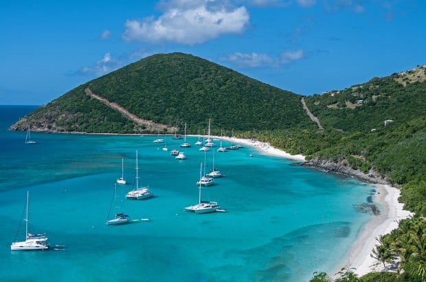 Bãi biển White Bay, Jost Van Dyke, quần đảo Virgin thuộc Anh. Bãi biển dài nửa dặm với cát trắng và nước màu ngọc lam này là nơi thu hút nhiều người trẻ tuổi đến tham quan và tắm biển.