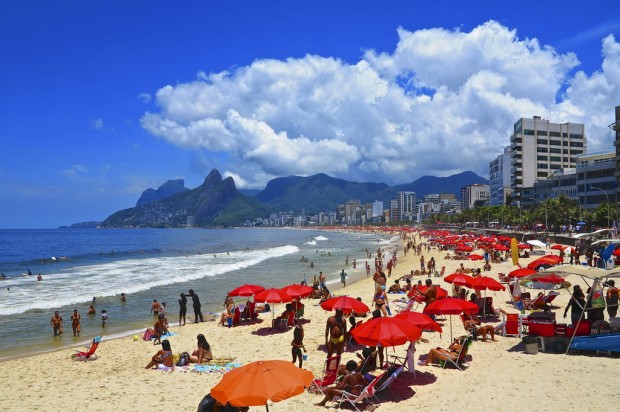 Bãi biển Ipanema Beach, Rio de Janeiro, Brazil. Đây là bãi biển tốt nhất cho những bữa tiệc bởi trong bất cứ hoàn cảnh nào, du khách sẽ được đáp ứng đầy đủ bia và cachaca (một loại rượu rum Brazil cất từ nước mía).
