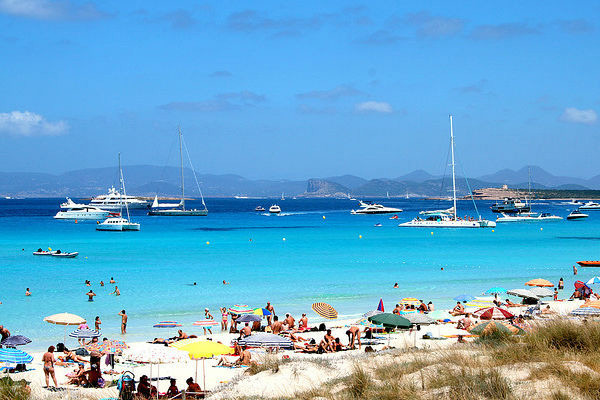 Bãi biển Playa de ses Illetes, Formentera, Tây Ban Nha. Ở nơi này biển xanh là vô tận, cát mịn màng mát rượi theo từng bước chân và cảnh quan hùng vĩ, thơ mộng.