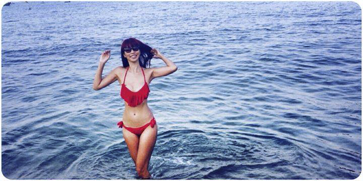 Hà Anh nổi bật trên biển với bikini đỏ.
