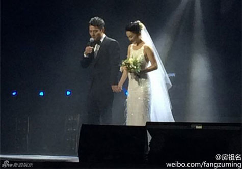 Nữ diễn viên xinh đẹp tinh khôi trong bộ váy cưới trắng xuất hiện bên cạnh người chồng của mình.