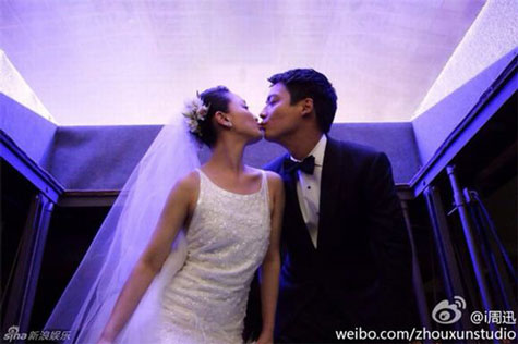 Châu Tấn hạnh phúc hôn chồng trẻ điển trai.