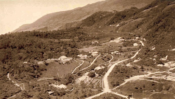 1. Sa Pa (Lào Cai). Toàn cảnh Sa Pa thập niên 1900 nhìn từ trên cao.