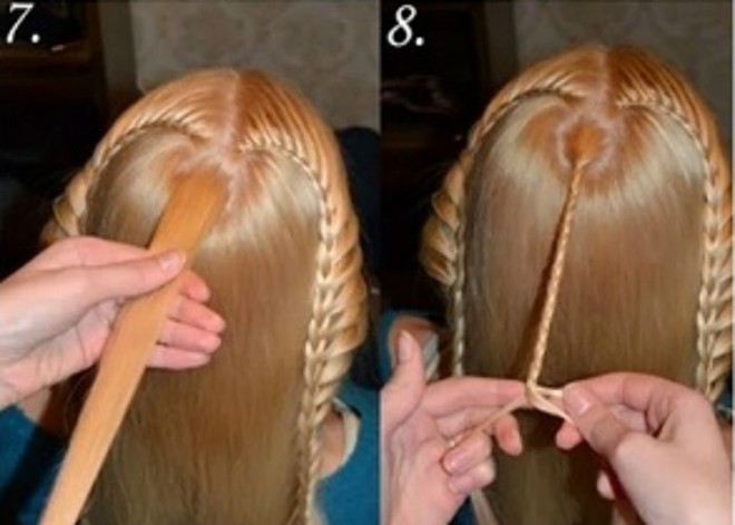 Sau khi xử ký xong hai phần tóc tết. Lấy một lọn tóc nhỏ ở chính giữa đầu, chia nhỏ làm 3 phần rồi bắt đầu tết truyền thống.