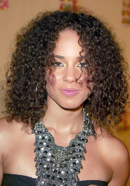Ca sĩ Alicia Keys theo đuổi phong cách tự nhiên, nhưng mái tóc xù bồng với các lọn xoăn li ti che gần hết gương mặt.