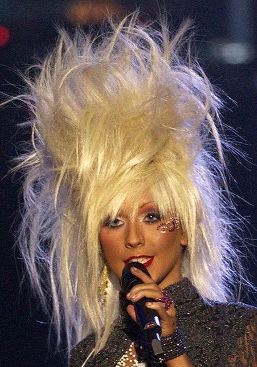 Vốn dĩ gương mặt Christina Aguilera nhỏ nhắn, mái tóc rối bù không theo trật tự nào càng khiến nó "mất hút".