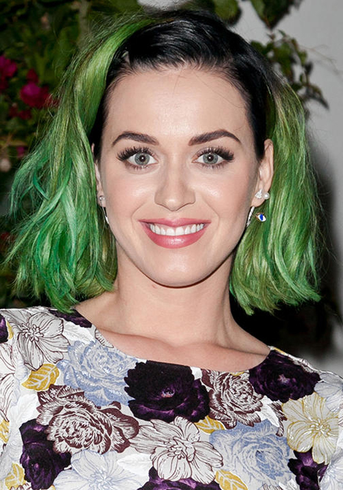 Mái tóc nhuộm nửa xanh, nửa đen của Katy Perry không những không gây ấn tượng mà còn khiến phần đầu của cô trở nên nham nhở, thiếu ăn nhập với gương mặt.