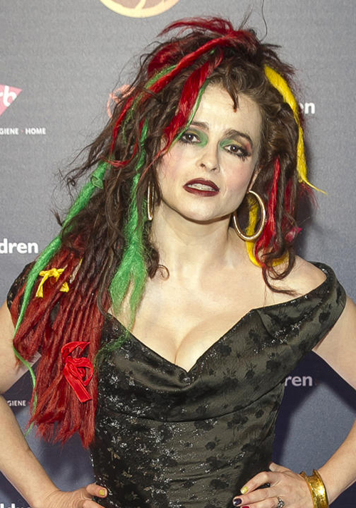 Diễn viên Helena Bonham Carter sử dụng quá nhiều màu sắc cho gương mặt và mái tóc, khiến tổng thể loạn màu và thiếu cân đối.