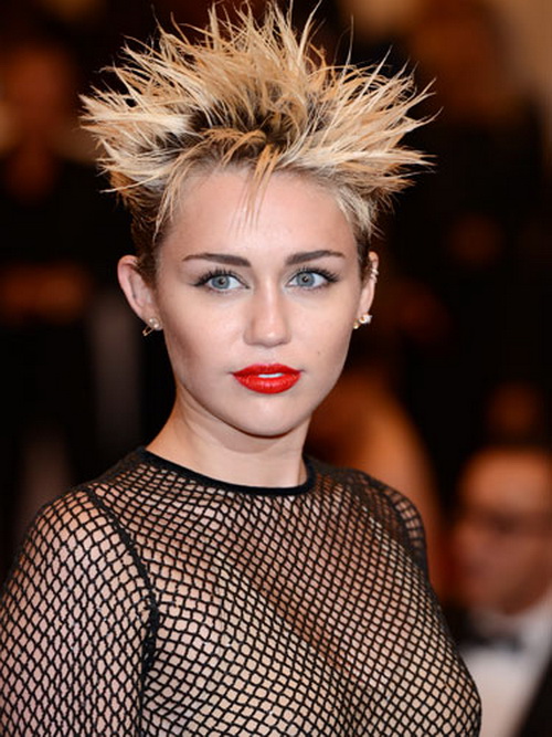 Chúng ta yêu Miley Cirus nhưng không thể nào bỏ phiếu cho mái tóc punk lởm chởm của cô ấy.