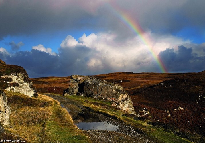 Cầu vồng rực rỡ xuất hiện phía trên Cut Rock, thuộc quần đảo Outer Hebrides.