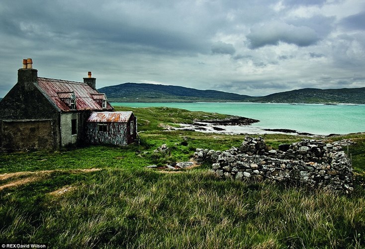 Vẻ đẹp thần thoại xung quanh ngôi nhà nhỏ bị bỏ hoang trên đảo Eriskay, thuộc quần đảo Outer Hebrides.