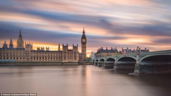 Cung điện Westminster và Tháp đồng hồ Big Ben trong hoàng hôn.