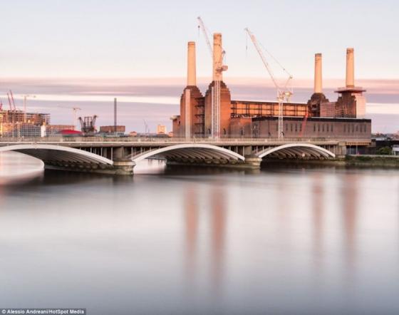 Một góc nhìn khác về nhà ga Battersea Power từ bên bờ sông Thames.