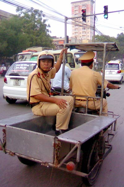Cảnh sát giao thông đi tuần bằng xe tự chế.
