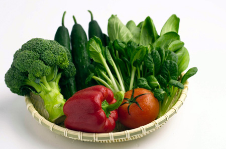 Các loại rau có màu đậm. Một giải pháp cho những người không thích ăn rau xanh là biến chúng thành một loại nước ép bổ dưỡng. Bạn có thể kết hợp với một chút gia vị để tạo cảm giác ngon miệng hơn.Chúng ta có rất nhiều sự lựa chọn, từ rau cải bó xôi đến những trái dưa chuột tươi ngon. Các loại rau này sẽ giúp cơ thể khỏe khoắn hơn mỗi ngày.