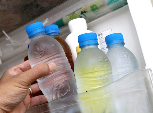 Dùng bình nhựa để nước lọc trong tủ lạnh. Hầu hết các gia đình đều có thói quen dùng bình nhựa đựng nước lọc rồi bỏ vào tủ lạnh làm mát hay để đông đá. Khi ở nhiệt độ thấp, nhựa sẽ tiết ra độc tố dioxin. Đây là một chất cực độc và là nguyên nhân chính gây ung thư, đặc biệt là ung thư vú. Không chỉ vậy, thành phần nhựa còn chứa các chất như bisphenol A(BPA), Phthalates... Các chất này rất gây hại cho con người, đặc biệt là phụ nữ mang thai và trẻ em. Bisphol A có thể khiến thai nhi chết non hoặc phát triển dị dạng. Trẻ mới sinh dùng nhiều đồ nhựa như bình uống sữa sẽ ảnh hưởng đến quá trình phát triển.