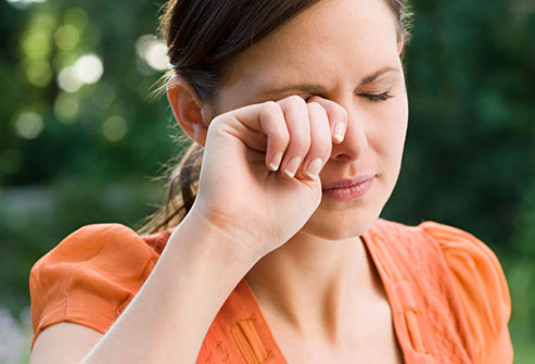 Dụi mắt. Khi có bụi hay vật lạ rơi vào mắt, thói quen đầu tiên mà nhiều người thường làm là đưa tay lên dụi mắt. Họ cho rằng bàn tay xoa mắt lúc này sẽ giúp mắt khỏi cảm giác khó chịu.Tuy nhiên, một nghiên cứu mới đây đã chứng minh những hoạt động như dụi mắt, hay ngủ úp mặt xuống giường có thể dẫn đến tổn thương thị lực, tăng nguy cơ bệnh tăng nhãn áp và các bệnh lý khác về mắt.