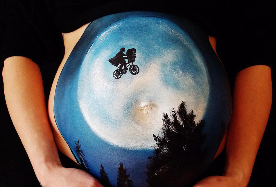 Nghệ sĩ Carrie Preston đã nghĩ ra ý tưởng vẽ tranh trên bụng bầu để giúp các bà mẹ có kỷ niệm khó quên về thời kỳ mang thai của họ.