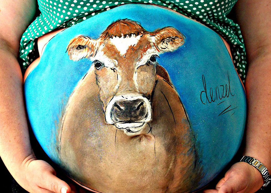 Bức tranh con bò ngộ nghĩnh trên bụng bà bầu.