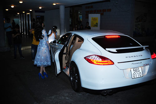 Angela Phương Trinh từng gây chú ý khi bước xuống từ chiếc siêu xe Porsche màu trắng biển độc.