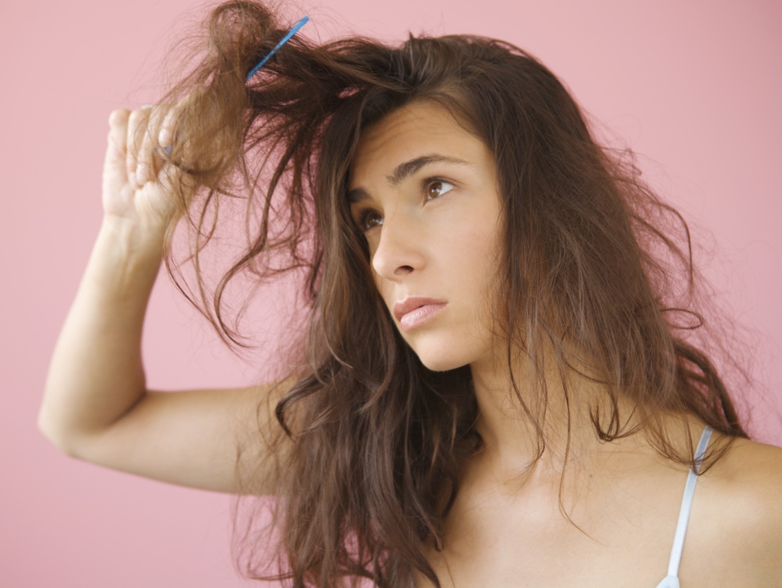 Chải tóc quá mạnh. Nhiều bạn gái có thói quen dùng lược chải, giật mạnh để gỡ những đám tóc rối này. Thói quen này không chỉ làm da đầu của bạn bị đau mà vô tình làm tóc bị gãy rụng và suy yếu.