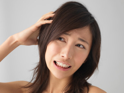 Gãi đầu.Viêm da tiết bã gây ngứa da đầu và khi bạn gãi có thể dẫn đến rụng tóc. Một khi lớp biểu bì bị hư hỏng, sợi tóc dễ bị vỡ.
