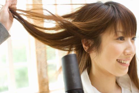 Thường xuyên sấy tóc ở nhiệt độ cao mà không sử dụng kem dưỡng tóc sẽ làm cho cấu trúc của tóc kém bền vững, hủy hoại các chất bảo vệ tóc. Mái tóc bạn sẽ bị khô, chẻ ngọn, gãy và cuối cùng là rụng.