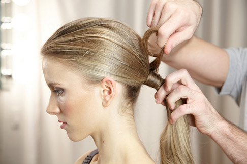 Buộc tóc quá chặt.Dưới sự tác động cơ học của việc cột, thắt bím, búi tóc quá chặt làm căng chân tóc nhiều lần khiến tóc dễ bị rụng.