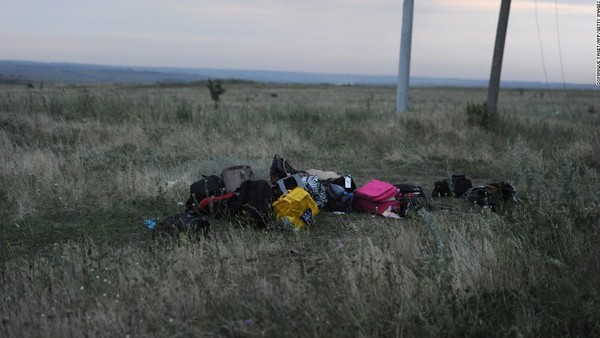 Hành lý của các vị khách gặp nạn nằm trơ trọi giữa cánh đồng hoang.