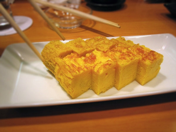 Nhật Bản - Tamagoyaki: Người Nhật thường ăn trứng tráng mỏng, ít dầu cuộn trong lá rong biển.