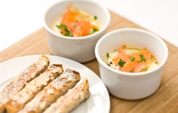 Pháp -  En cocotte: Người Pháp ăn sáng cùng trứng và bánh mì đựng trong cốc.