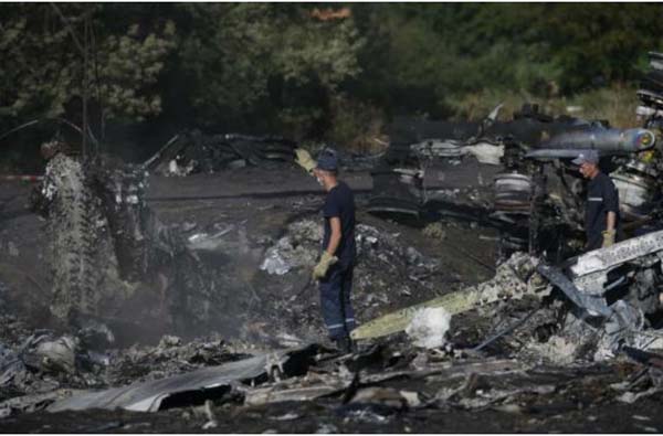 Nhân viên Bộ Khẩn cấp Ukraine làm việc tại khu vực MH17 bị rơi.