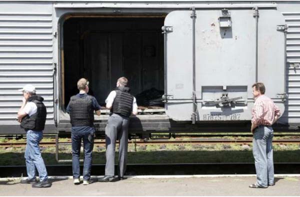 Nhân viên OSCE thị sát toa tàu lạnh chứa thi thể các nạn nhân MH17.