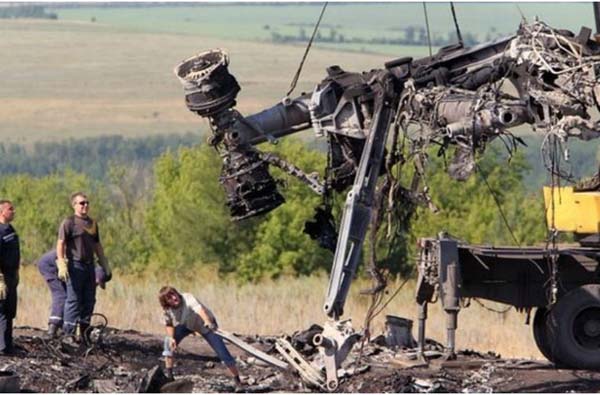 Nhiều phương tiện được huy động để di chuyển những mảnh vỡ MH17.