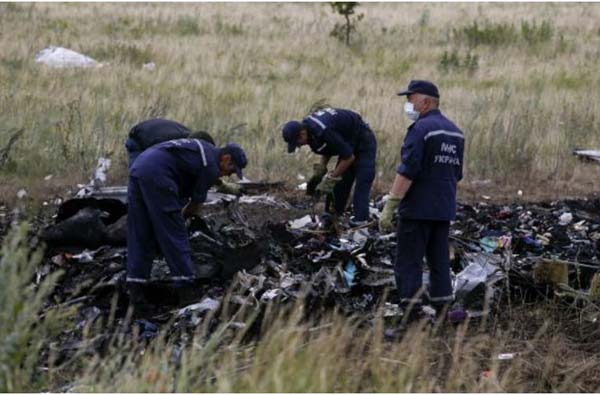 Nhân viên Bộ Khẩn cấp Ukraine tìm kiếm trong đống sắt vụn của MH17.