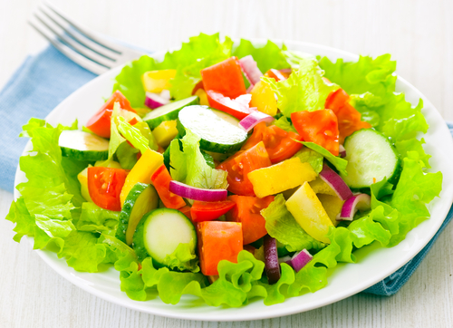 Thường xuyên ăn salad và rau sống. Salad là món rau không được nấu ở nhiệt độ cao, nếu dư lượng thuốc trừ sâu cao quá mức sẽ vô cùng nguy hại cho cơ thể. Do đó khi ăn salad hay rau sống tốt nhất hãy chọn những loại rau xanh không bị ô nhiễm hoặc rau hữu cơ, đồng thời lưu ý không nên ăn nhiều.