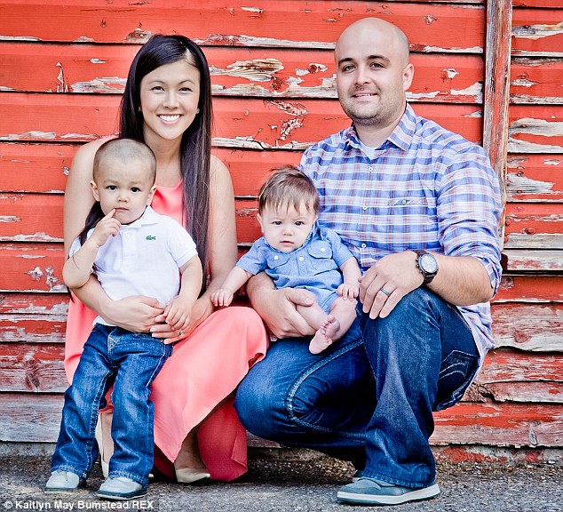 Ảnh Calgary Armson và vợ Christine đã có với nhau 2 cậu con trai, Skyler, 2 tuổi, và Maddox, 5 tháng tuổi.