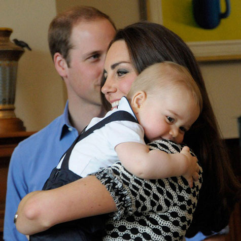 Hoàng tử bé George làm nũng mẹ, Công nương Kate.