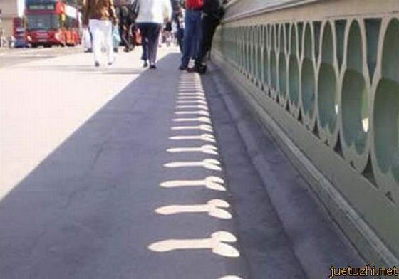 Bóng nắng của một cây cầu.