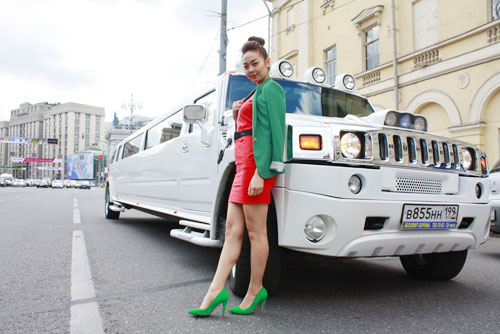 Minh Hằng khoe lưng trần gợi cảm bên chiếc Hummer Limousine ở Nga