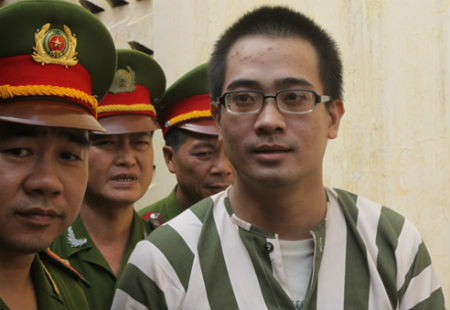 Nguyễn Đức Nghĩa được áp giải đến phiên tòa xét xử.
