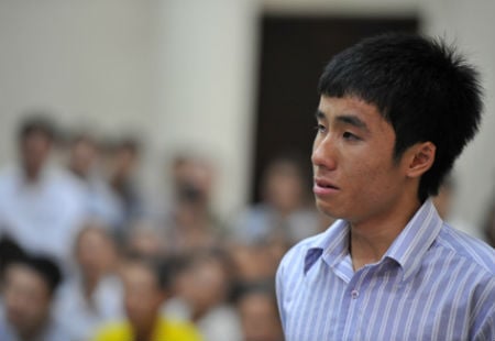 Nghe bị cáo Nghĩa kể lúc ra tay giết chị gái, cậu em trai của nạn nhân Nguyễn Phương Linh ôm mặt khóc vì xót thương người chị xấu số.